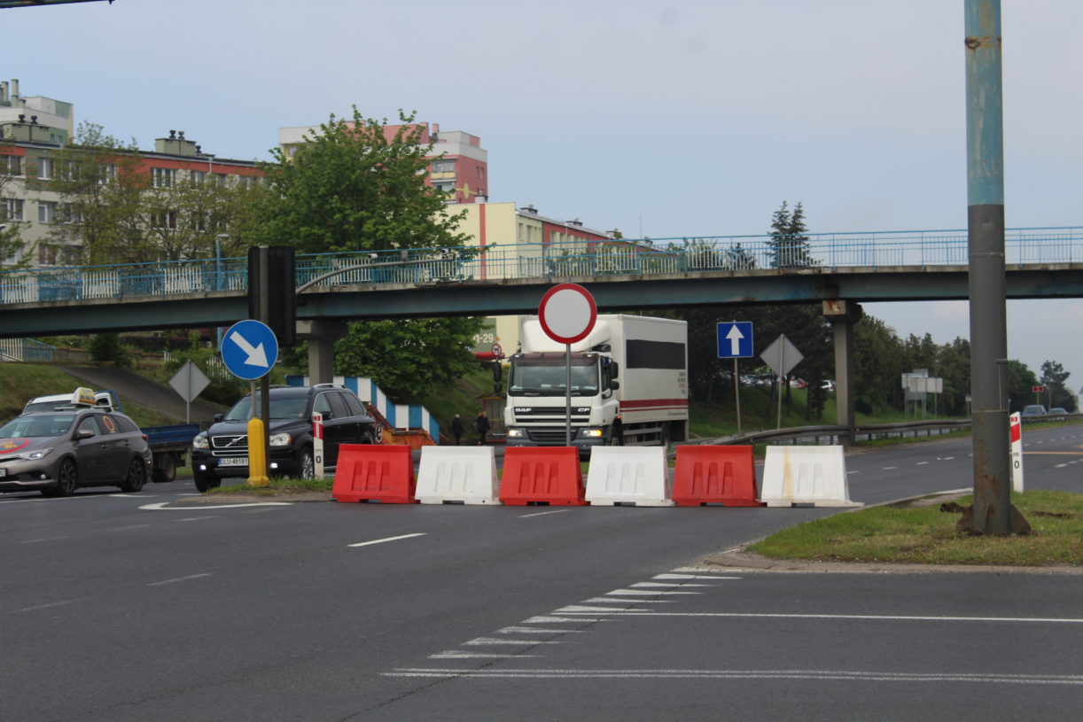 Droga pod kładką wciąż zamknięta. GDDKiA czeka na decyzję specjalistów