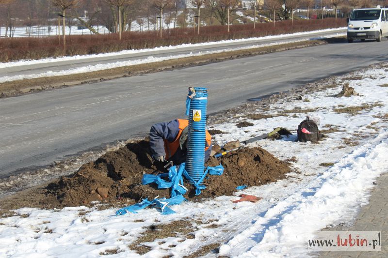 Będzie jaśniej. Wymieniają lampy