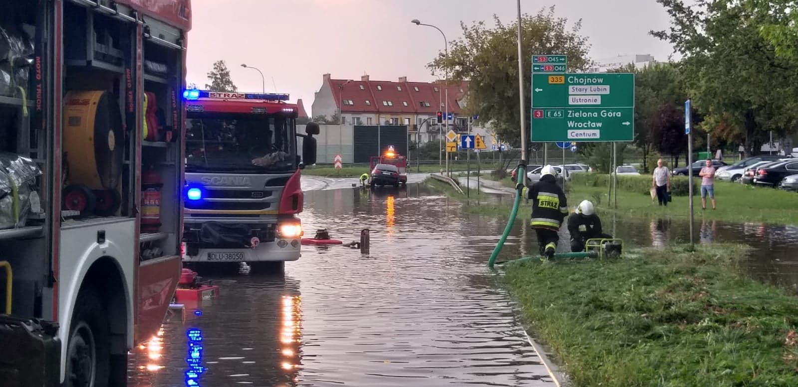 Zalane ulice i połamane drzewa – Lubin po burzy