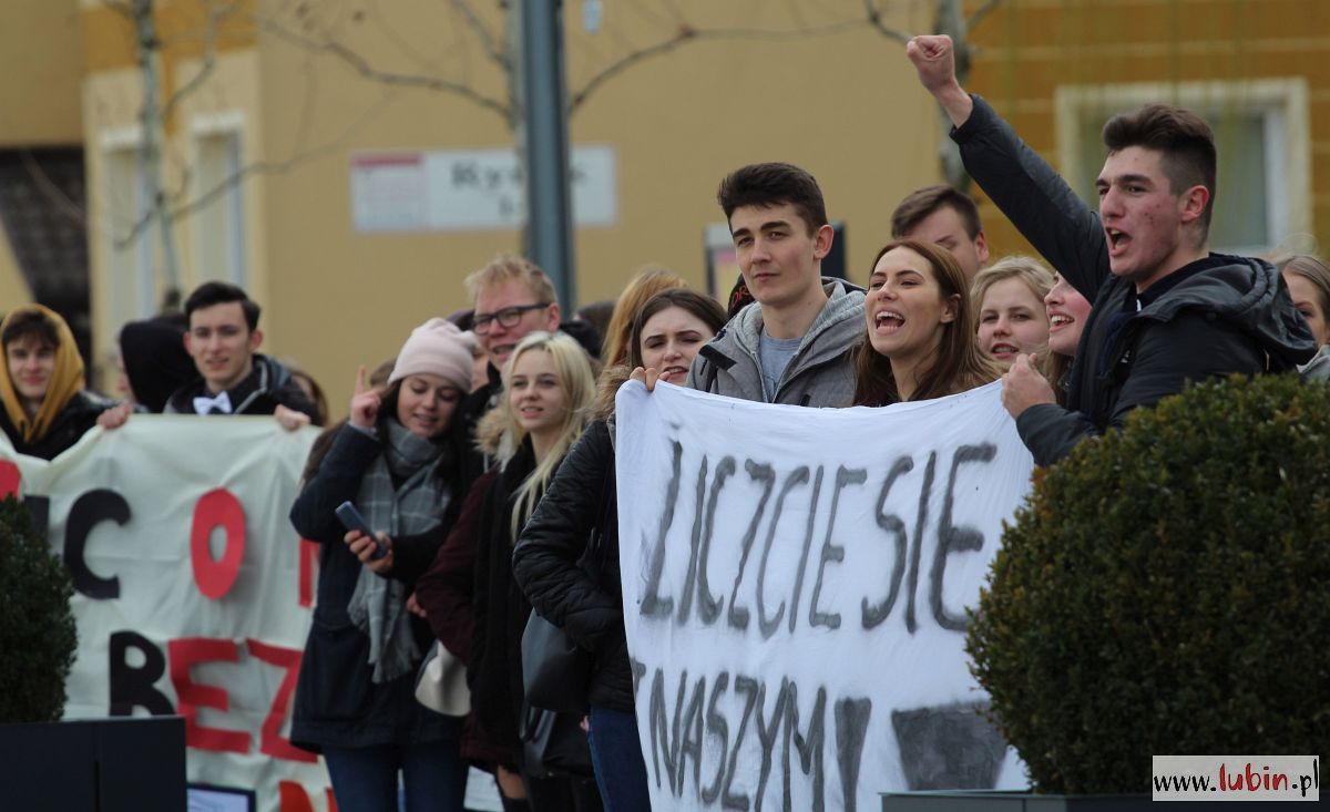 Nie chcą zmian w swoich szkołach, dlatego przeszli przez miasto