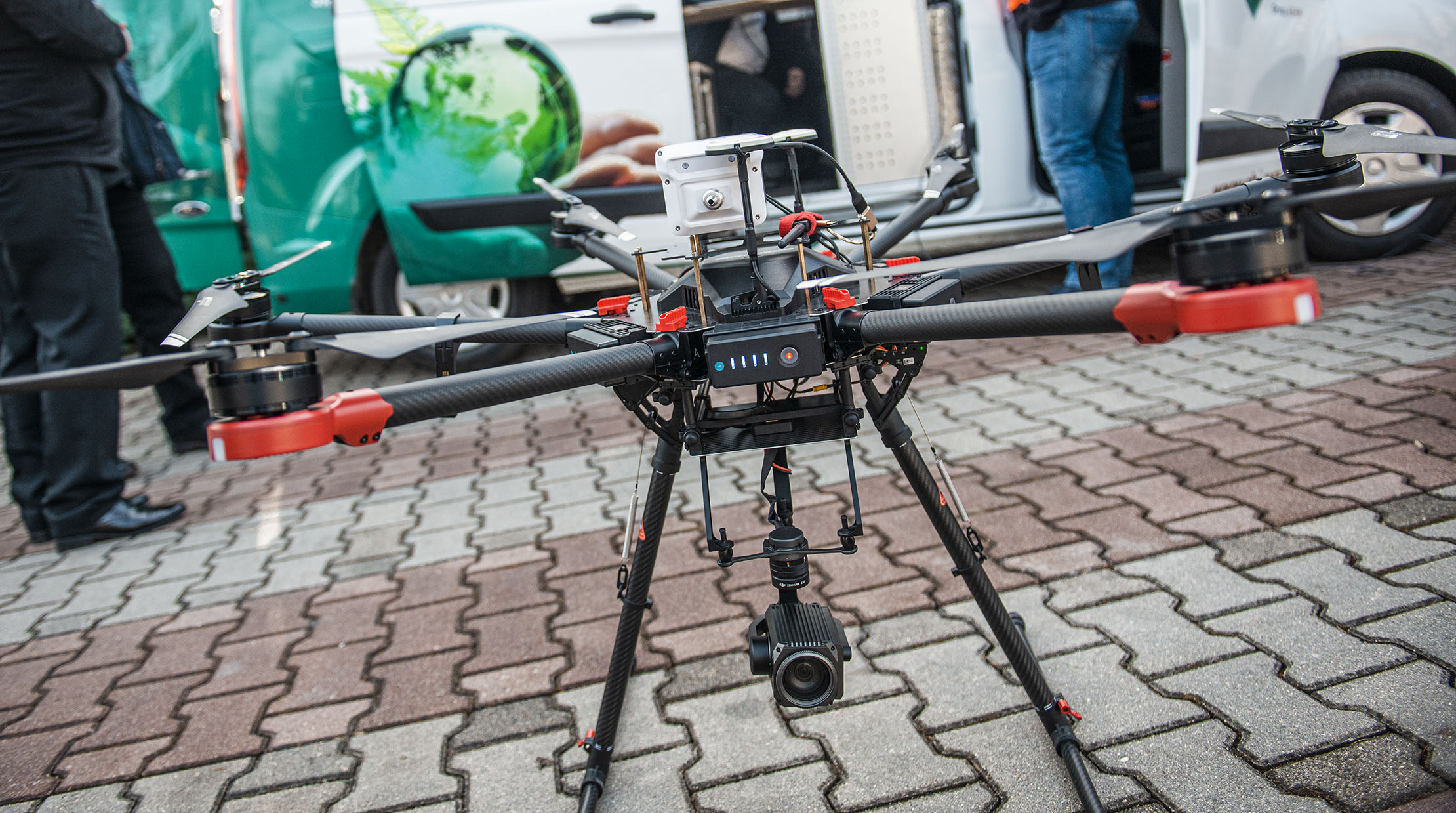 W mobilnym laboratorium CBJ próbki zbierze dron