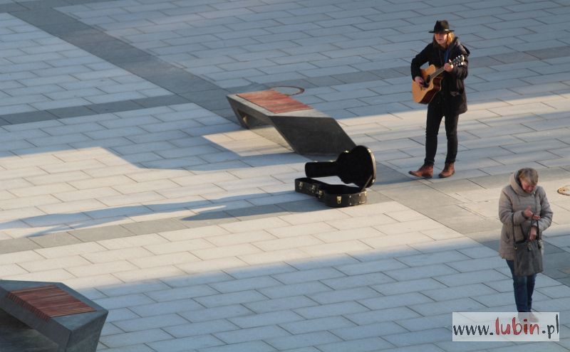 Chłopak z gitarą na lubińskim rynku