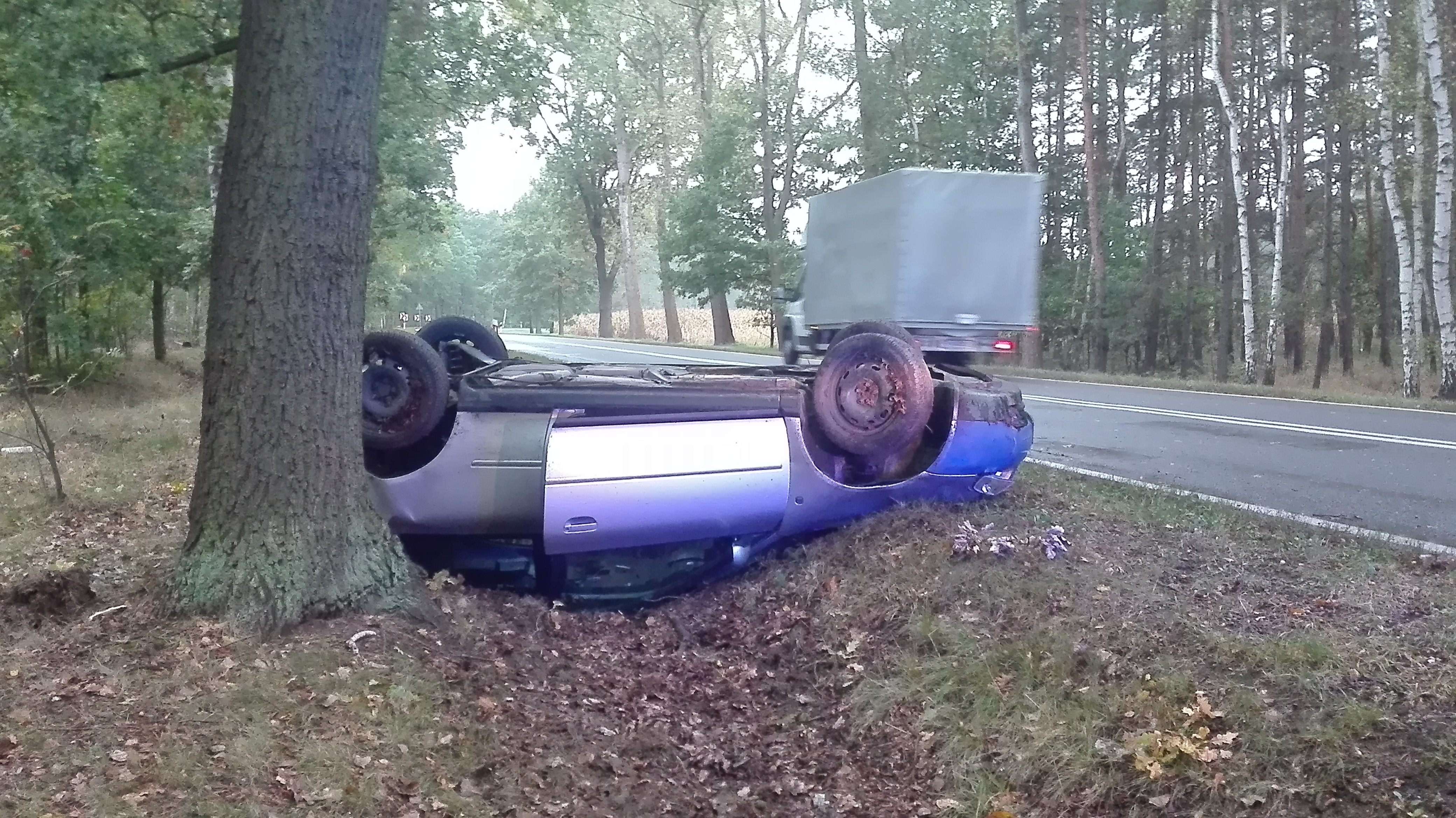 Uciekał przed policją i dachował w rowie