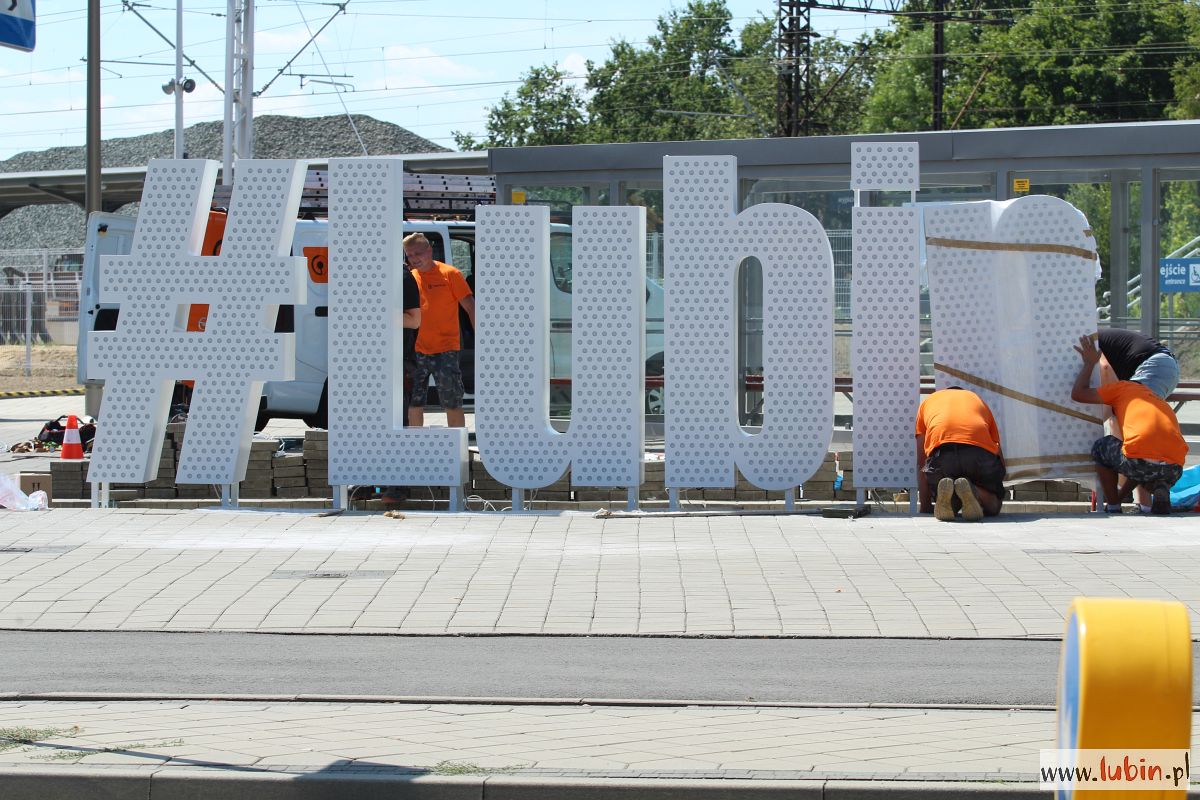 #Lubin – przestrzenne, podświetlane litery na lubińskiej stacji