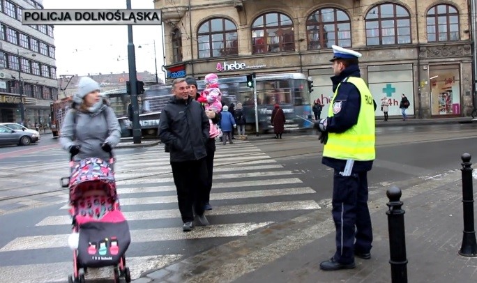 Rozdawali pieszym odblaski