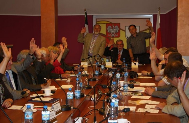 Nie mają większości, szukają kompromisu