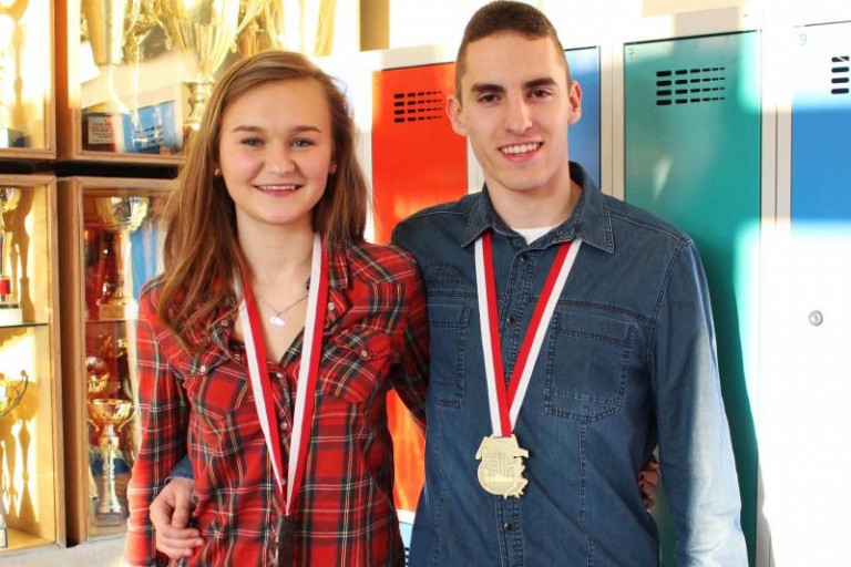 Lekkoatleci trzymają się razem