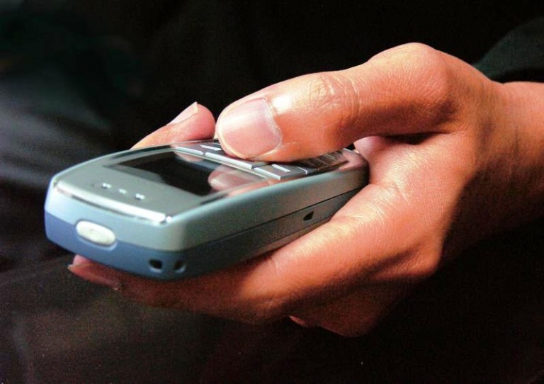 Wziął cudzy telefon i podarował dziewczynie