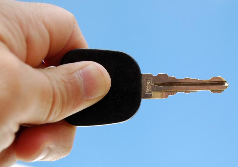 Ключ для открывания автомобильных дверей. Ключ гаечный квт 78374. Сломанный ключ от машины. Чипы для автозапуска красивое фото. 25.