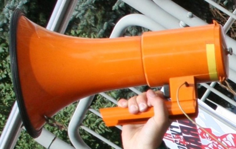 Specjalny radiowóz przy hipermarketach