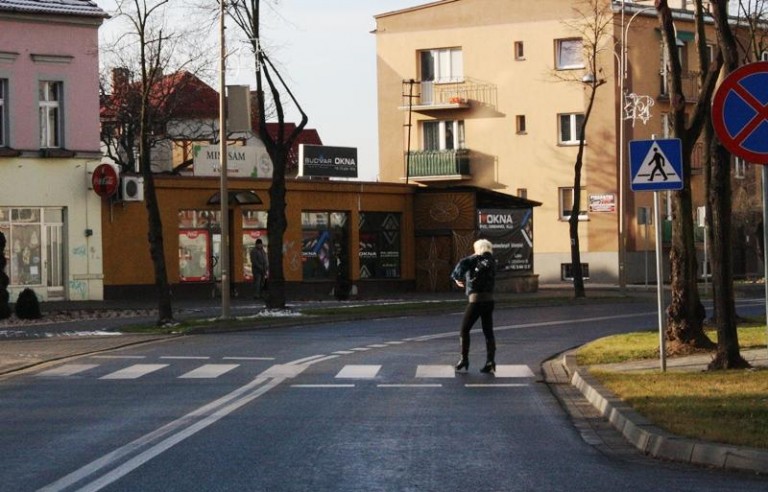 Matka rannego oburzona na policjanta