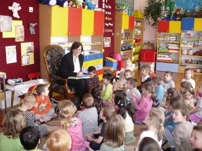 Czytała dzieciom (FOTO)