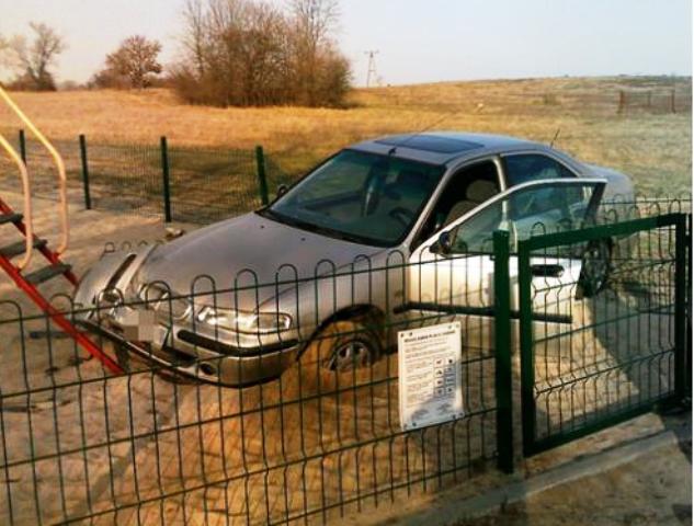 Pijany wjechał w plac zabaw