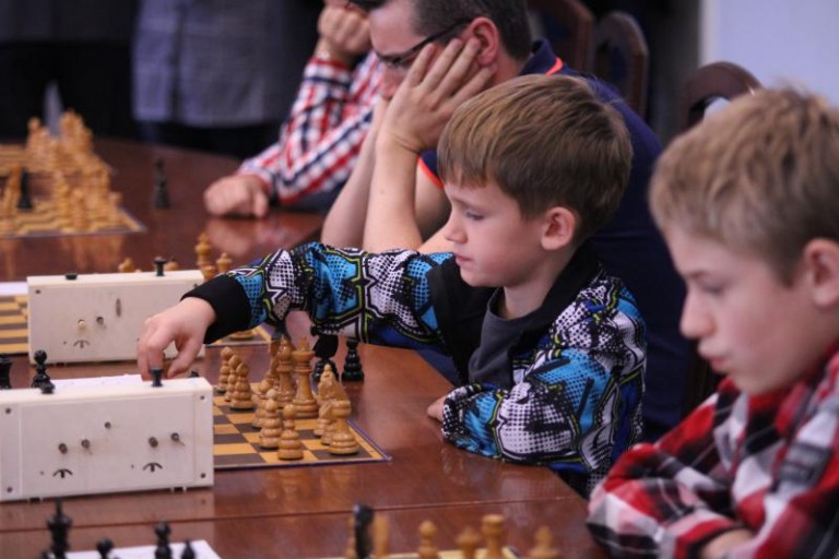 Dzieci chcą grać w szachy