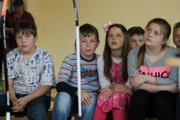 Dzieci chcą chodzić z kijkami