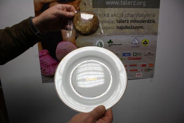 Specjalny talerz dla bezdomnych