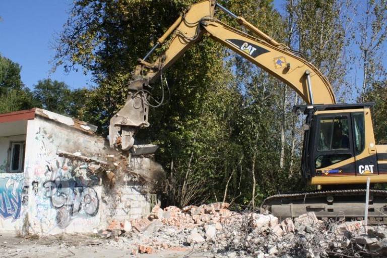 Burzą, żeby wybudować halę