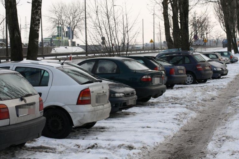 Spierają się o chodnik przy kopalni