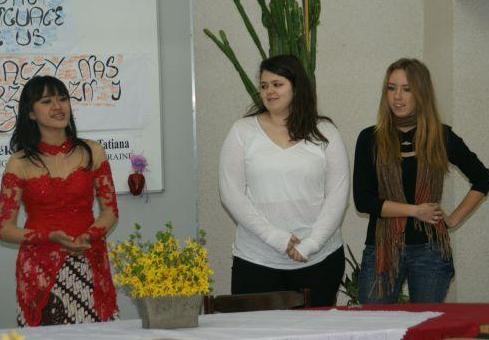 Laura, Reka i Tatiana nauczą angielskiego