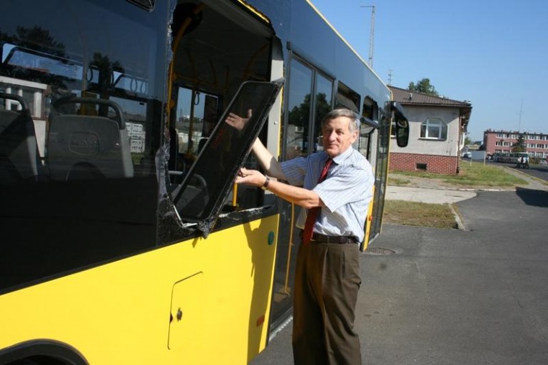 Wandale ukamienowali autobus