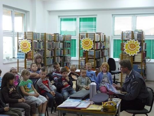 Cała … policja czyta dzieciom