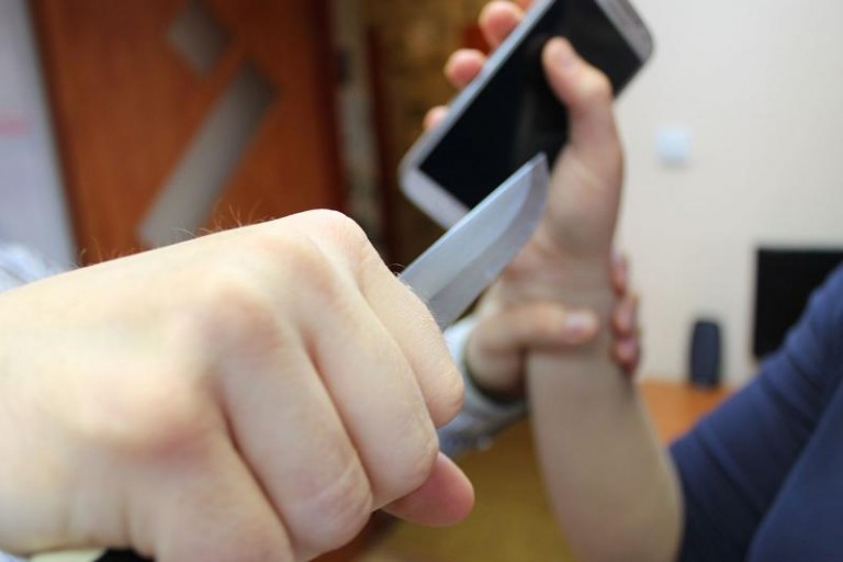 Z nożem po komórkę