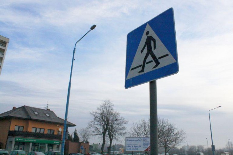 Wpadła pod samochód