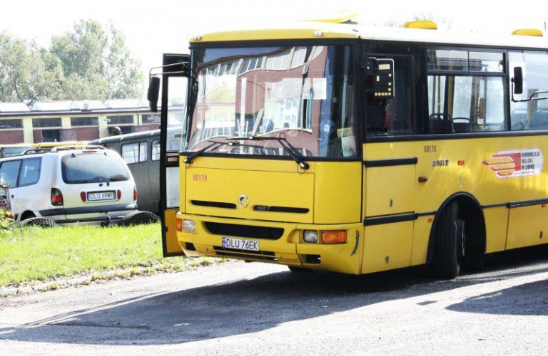 Kierowca poszarpał i wyrzucił z autobusu