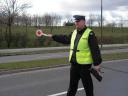 Policjanci skontrolują prędkość kierowców