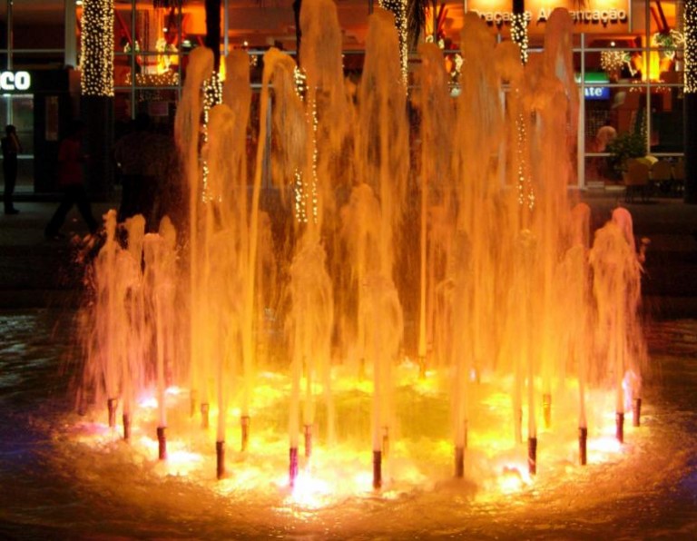 Podświetlana fontanna pod galerią