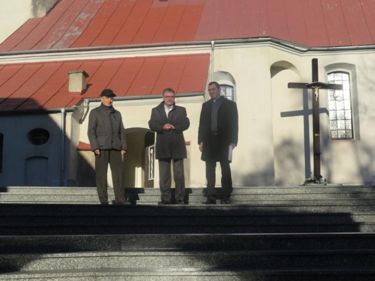 Nowe stopnie do kościoła w Gorzycy