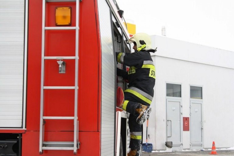 Pożar samochodu na stacji paliw