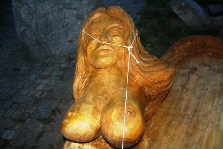 Naga kobieta w centrum miasta