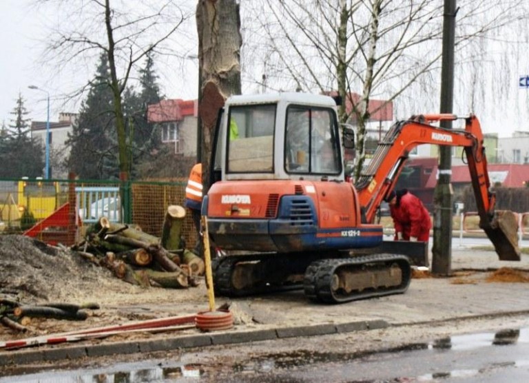 Tną i kopią przy podstawówce