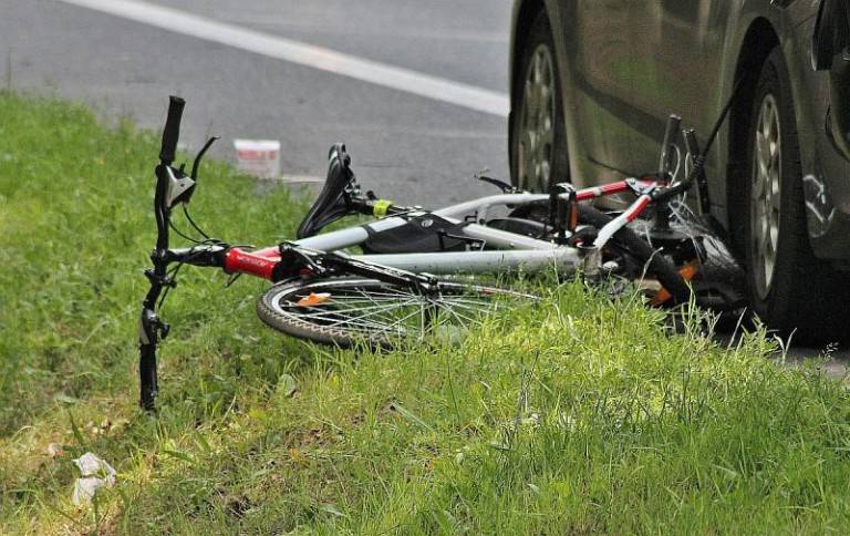 Zginął rowerzysta. Uderzyło w niego auto