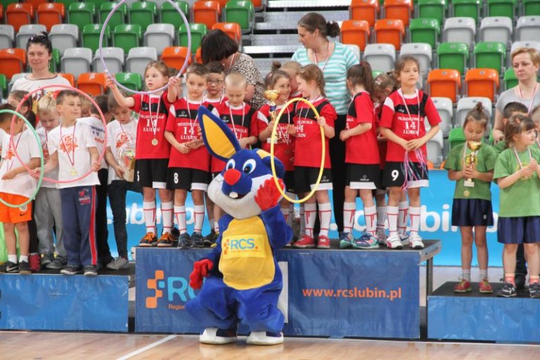 Sześciolatki w lubińskiej hali