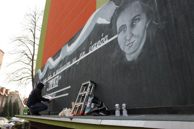 Kibice malują na bloku