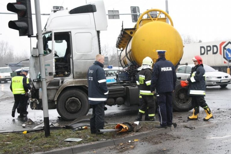 Cysterna zderzyła sie z autobusem (FOTO)