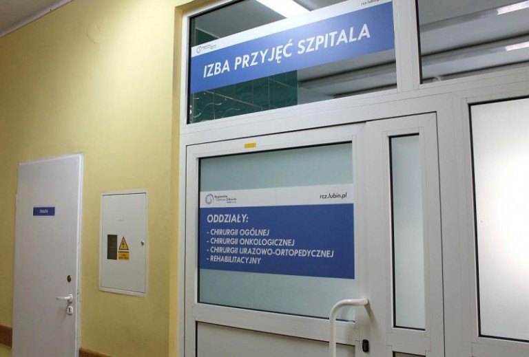 Opuchnięte nogi badali przez brzuch