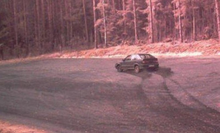 Testował auto w lesie, zniszczył drogę