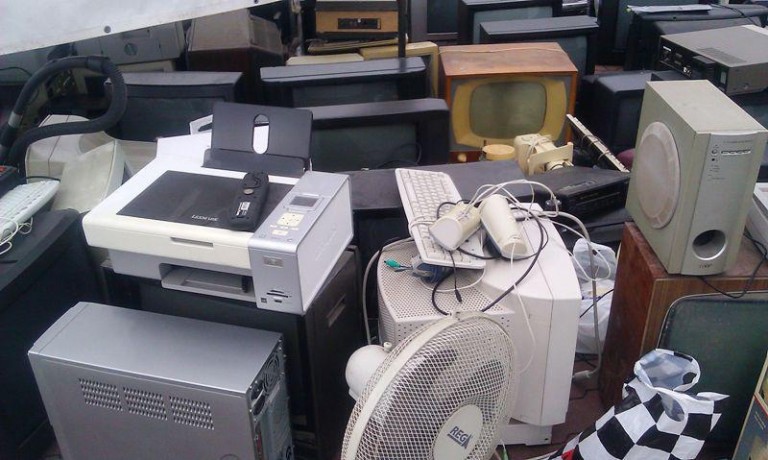 Zbiórka elektrośmieci pod marketem