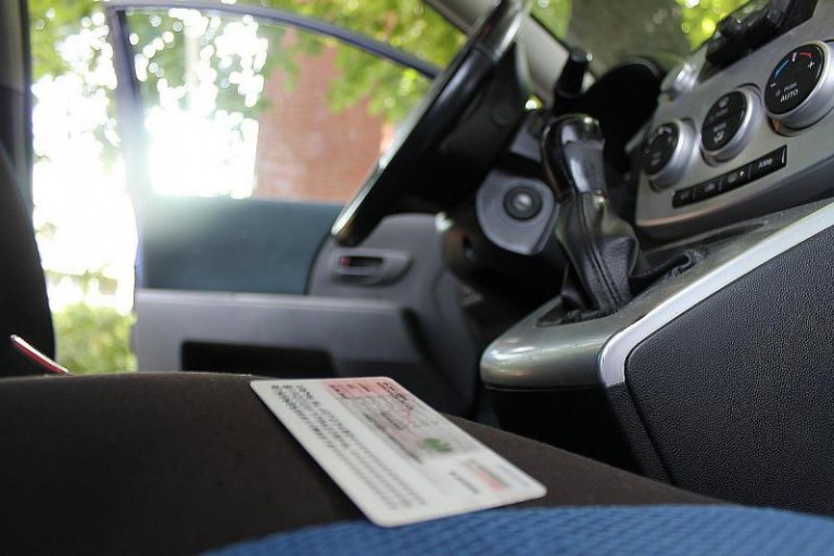 Zgubił dowód w aucie, które ukradł