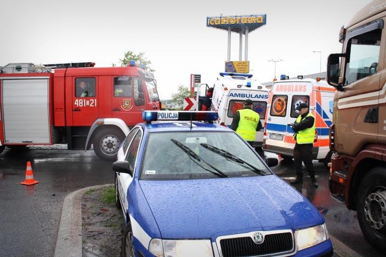 Ambulans nie wyrobił na rondzie (FOTO)