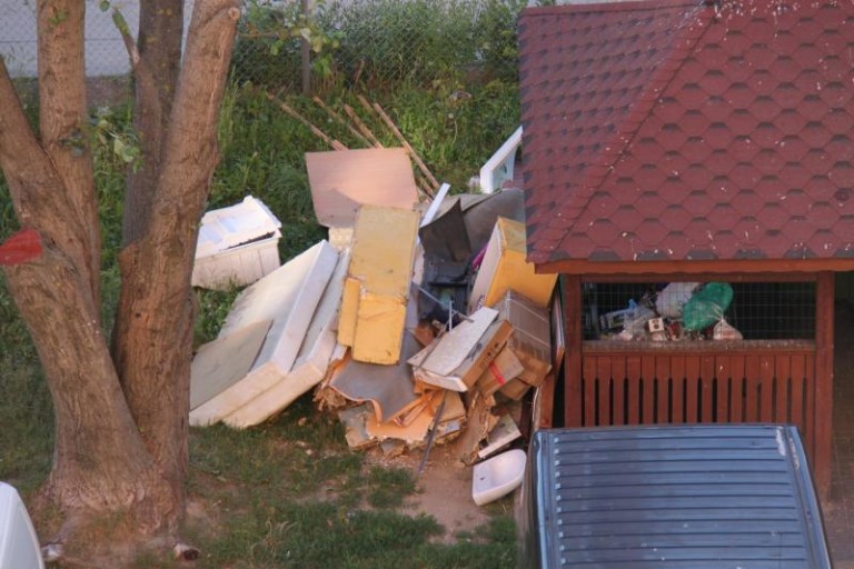 Śmieci pod śmietnikiem