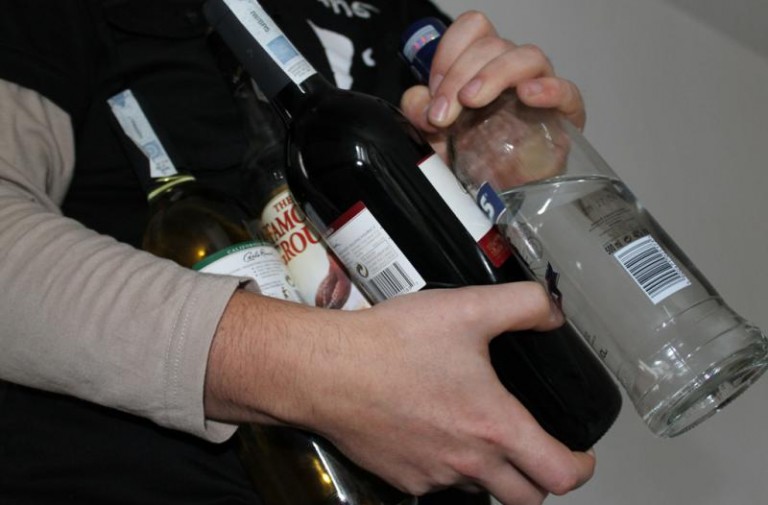 Wyniósł alkohol przez wybitą szybę