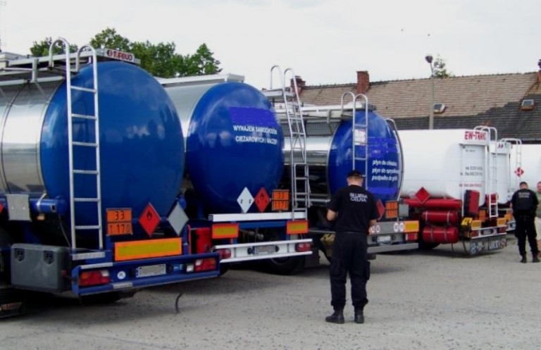 Tirowcy pod lupą celników