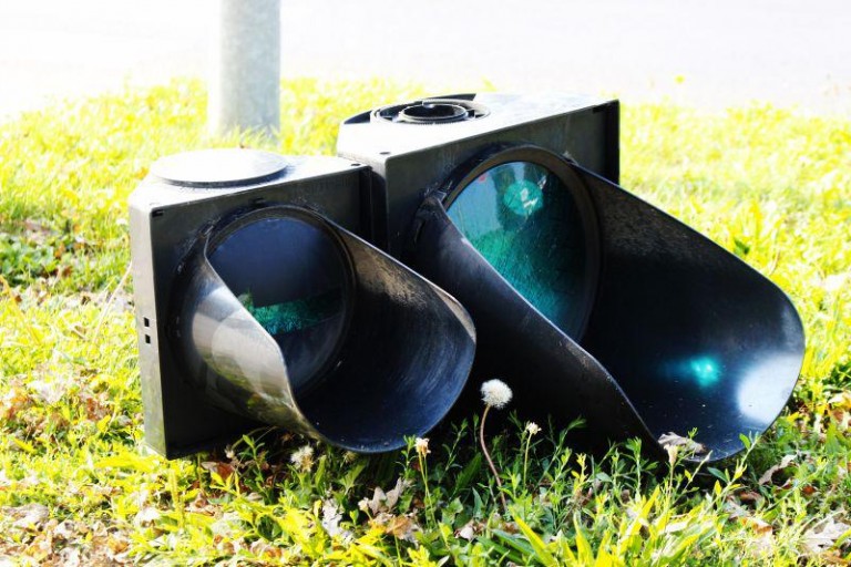 Wandale zdemolowali światła