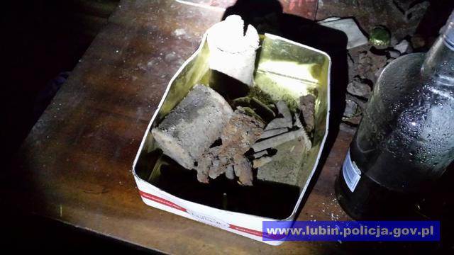 Rower pod krzakami, granaty na strychu