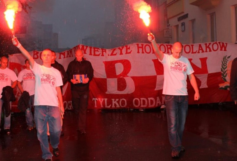 Z naszych bohaterów zrobili pijaków!