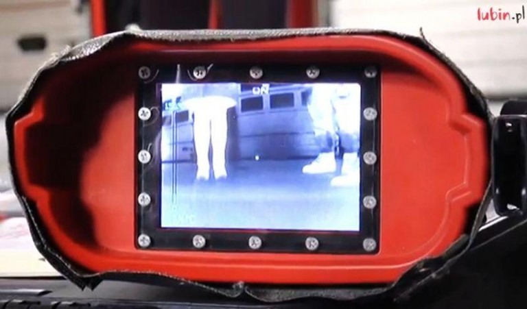 Strażacy z nowoczesną kamerą wziernikową